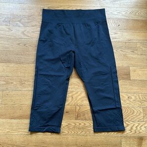 Livi Active navy blue seamless capri